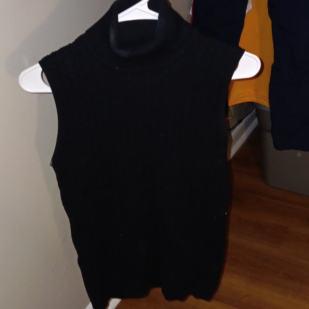 Women's turtle neck sleeveless sweater